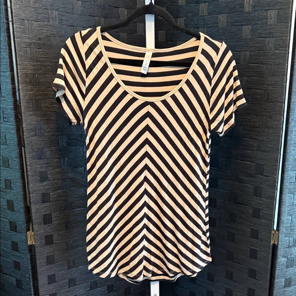 LuLaRoe Black and Cream Chevron Short Sleeve Top